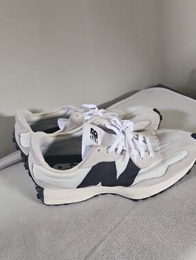 New Balance 327  Off White and Black Lace-Up Sneakers Womens 9 (Men 7.5)